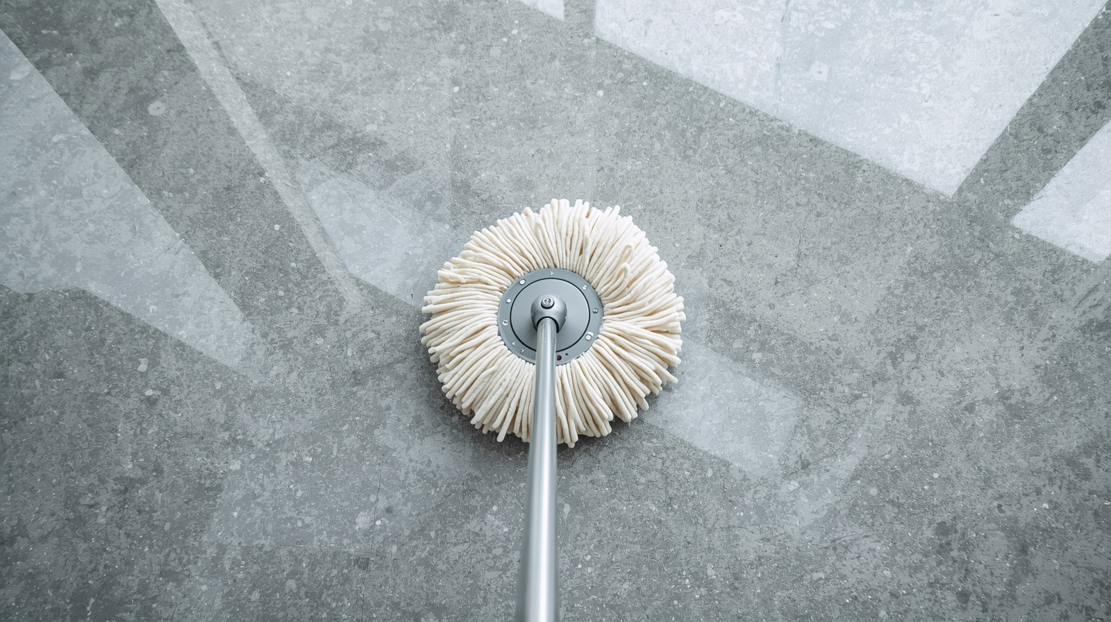 Moderne Gebäudereinigung – Luftaufnahme